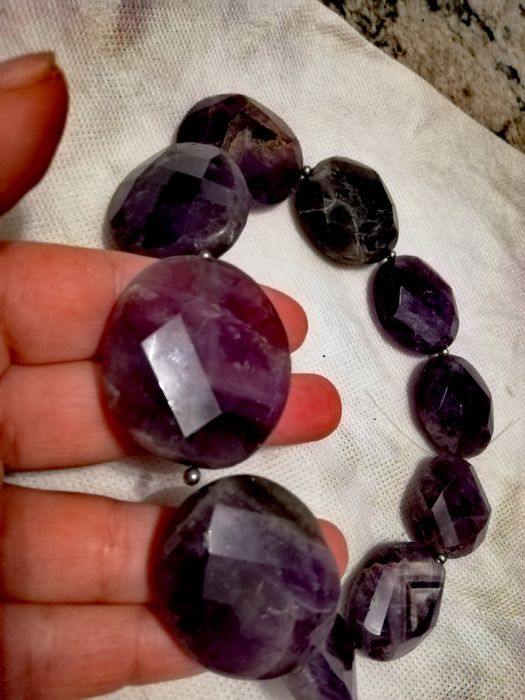 Piękny sznur ametystów