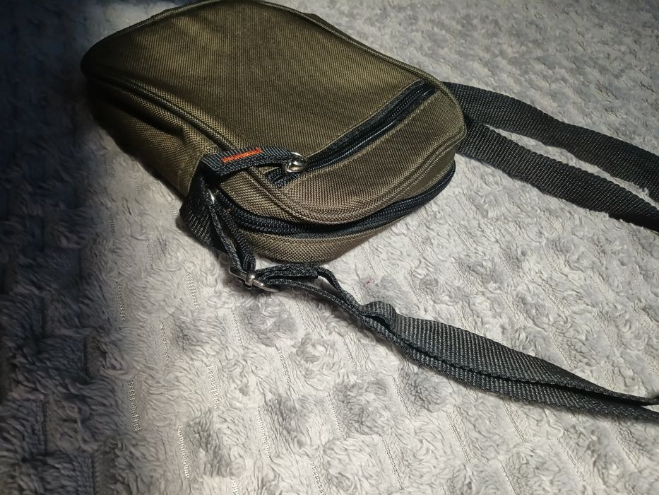 Зелена сумка з багатьма карманами