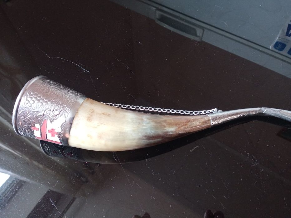 Ріг для пиття з металевим оздобленням