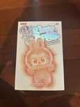 Labubu energy boneco