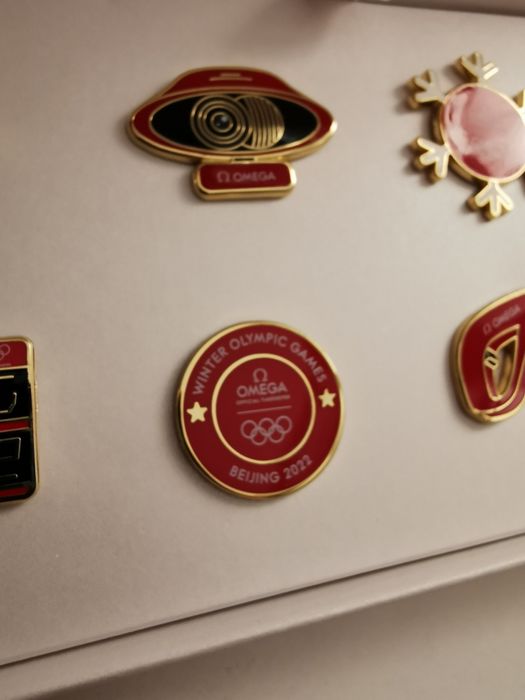 Piny przypinki Wpinki Omega Swiss Made Komplet Swiss Made Zestaw Nowy