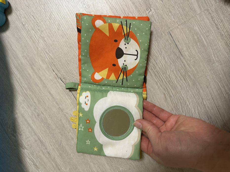 Розвиваюча тактильна книжечка