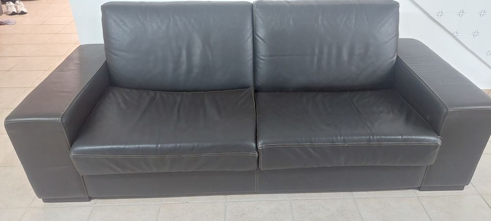 Sofá de pele castanho escuro