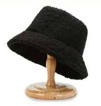 Chapéu bucket com imitação de pelo de cordeiro preto