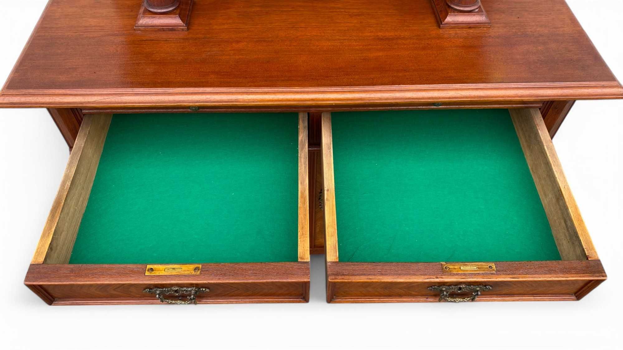 Bogato rzeźbiony kredens w eklektycznym stylu