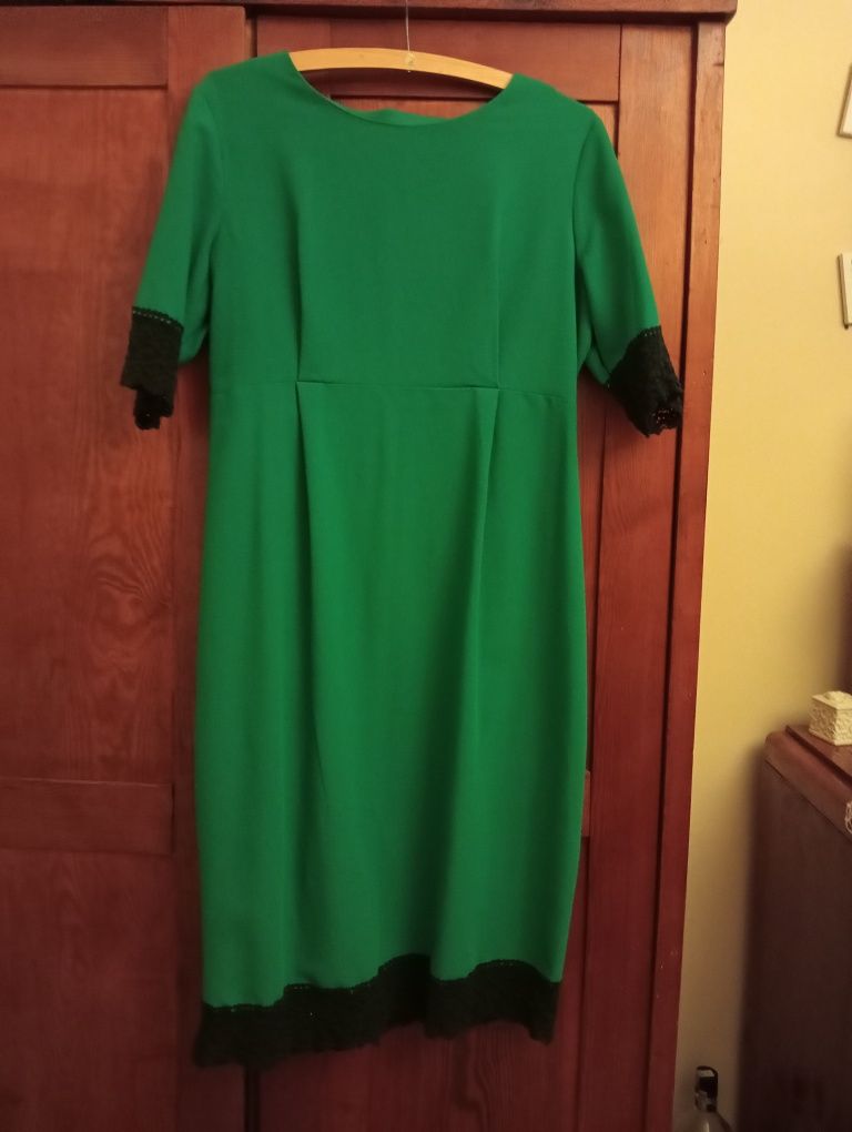 Śliczna zielona sukienka  pod szyję