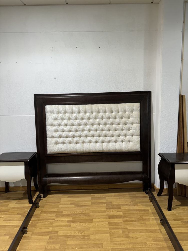 Conjunto cama e mesas de cabeira