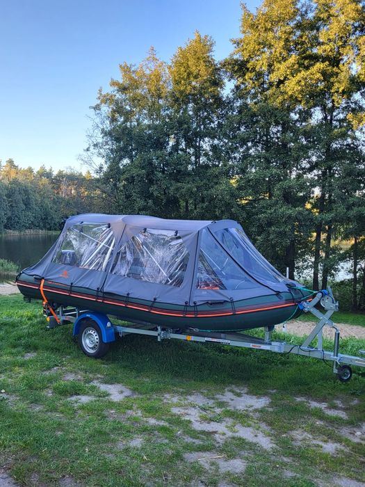 Pontony  firmy Kolibri bardzo bogato wyposażony.