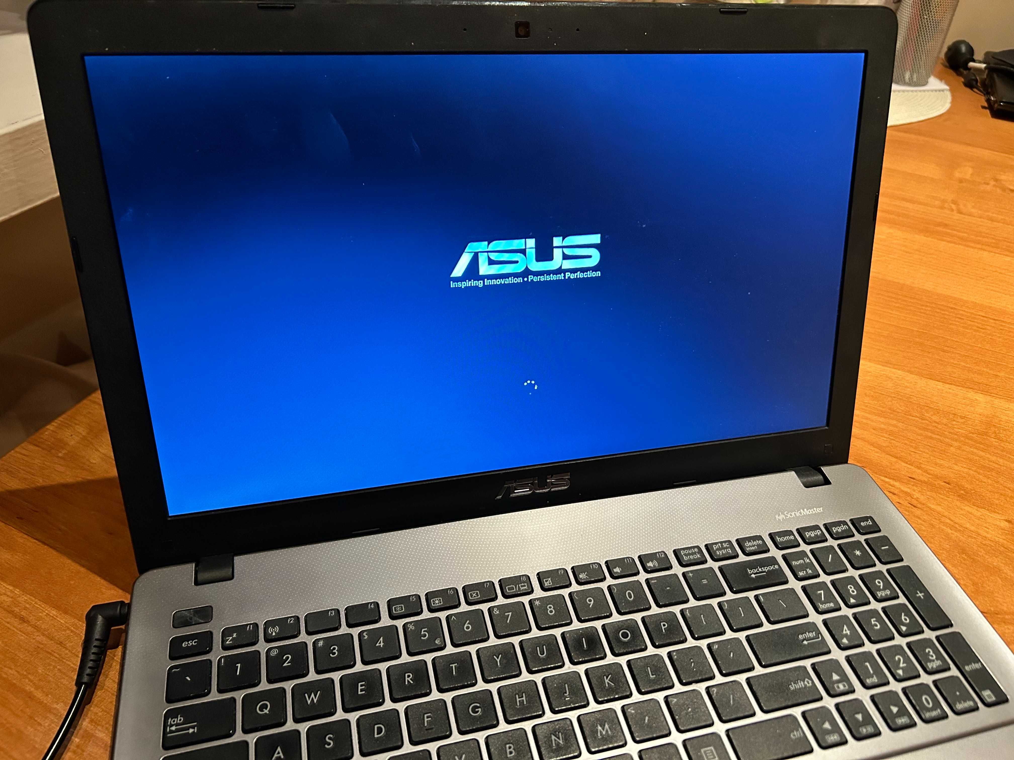 LAPTOP Komputer ASUS X550C Intel Core i5 4GB RAM Windows Home + torba