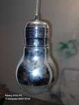 Lampa w kształcie żarówka.