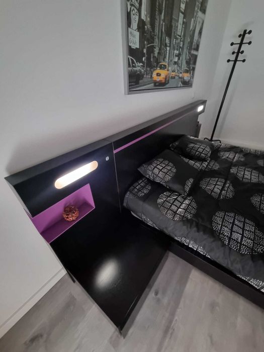 Mobília de quarto composta por cama de casal, mesas de cabeceira, ...