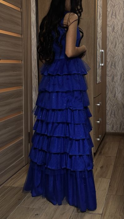 Роскошное вечернее платье насыщенного синего цвета