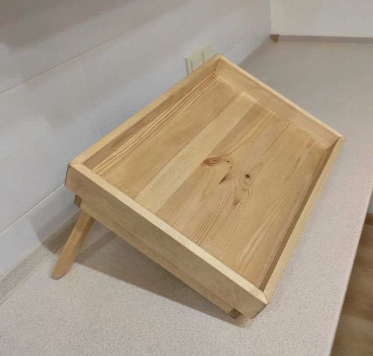 Столик для ноутбука. Столик для завтрака в постель на ножках