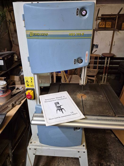 Pionowa piła taśmowa do drewna