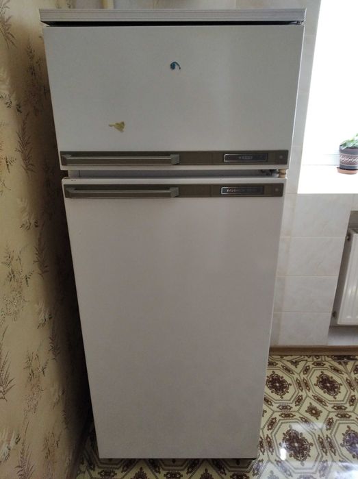 Холодильник не рабочий: двухкамерный Минск 15М.