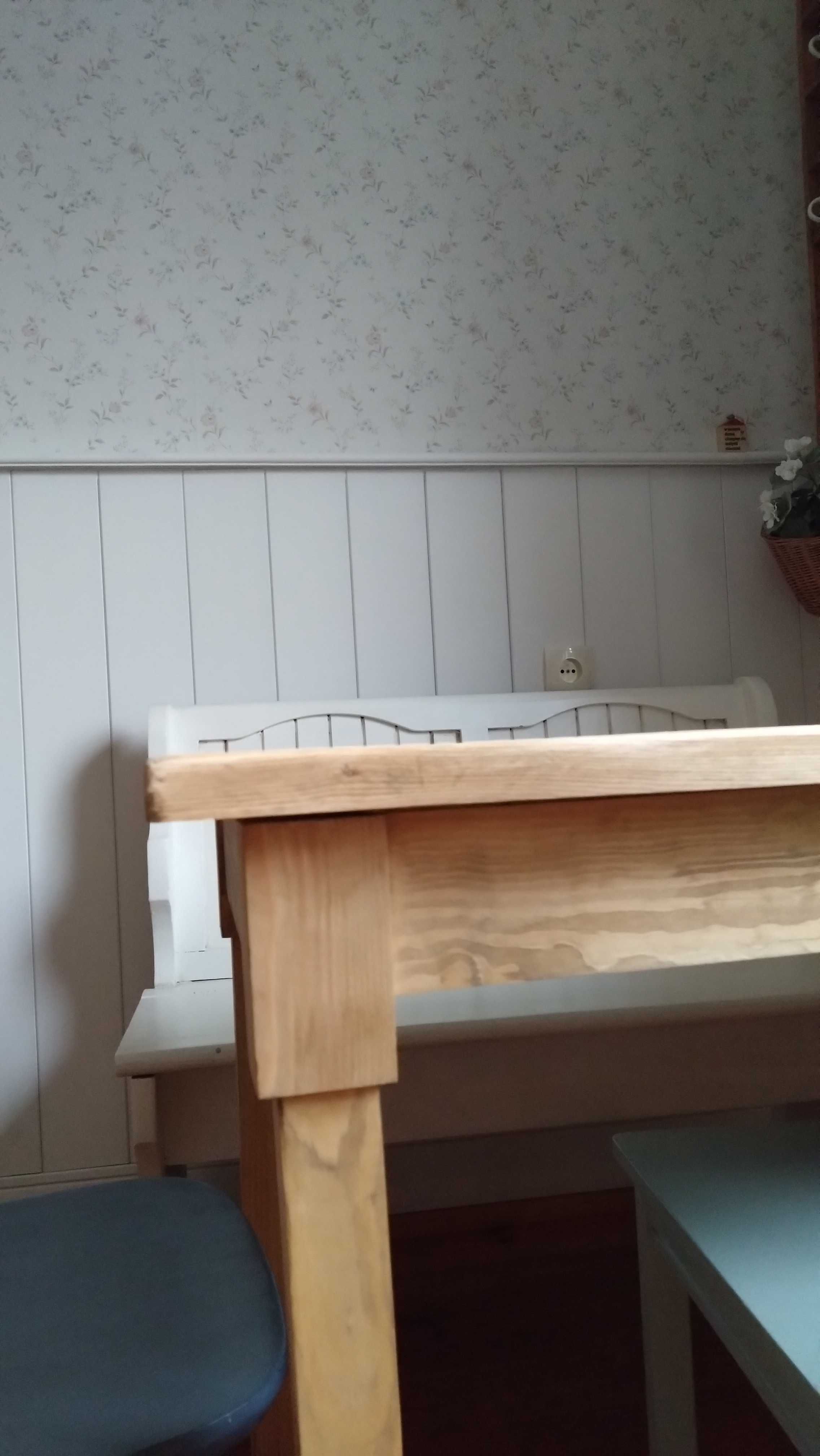 Stół rustykalny drewniany jak stary stół dębowy do kuchni albo biurko