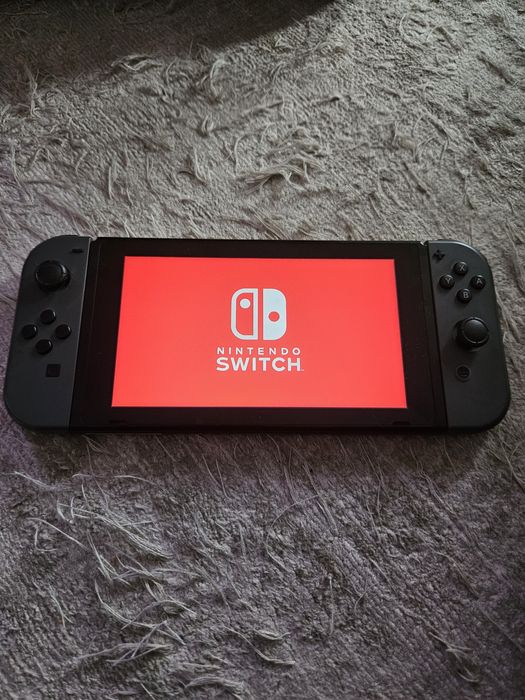 Konsola Nintendo Switch z FIFA19 i zestawem podróżnym