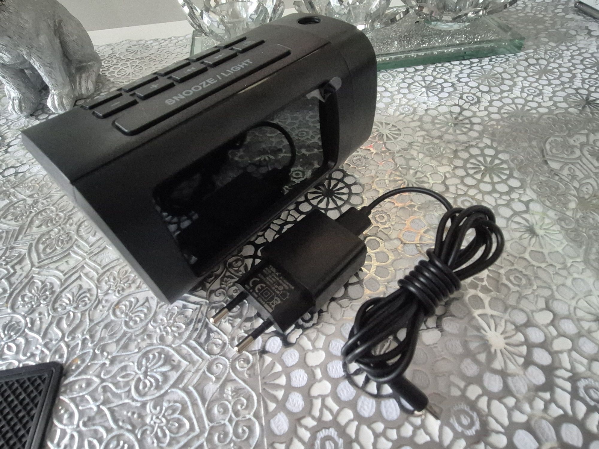 Zegar elektroniczny z projektem i radiem