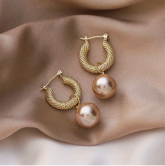 Argolas em aco douradas novas com peérolas