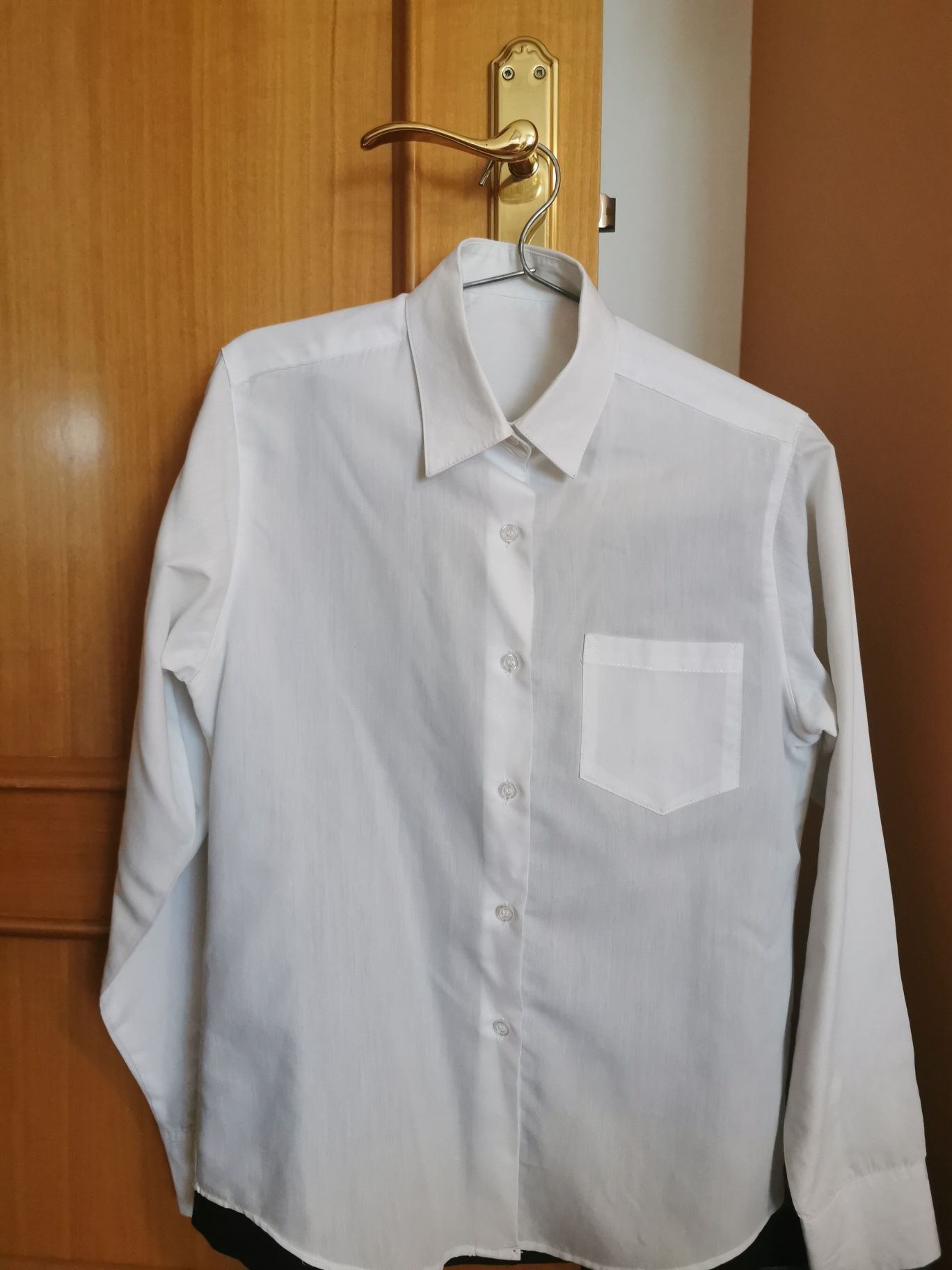 Vende-se fato académico, completo(Blazer, saia, camisa e gravata)