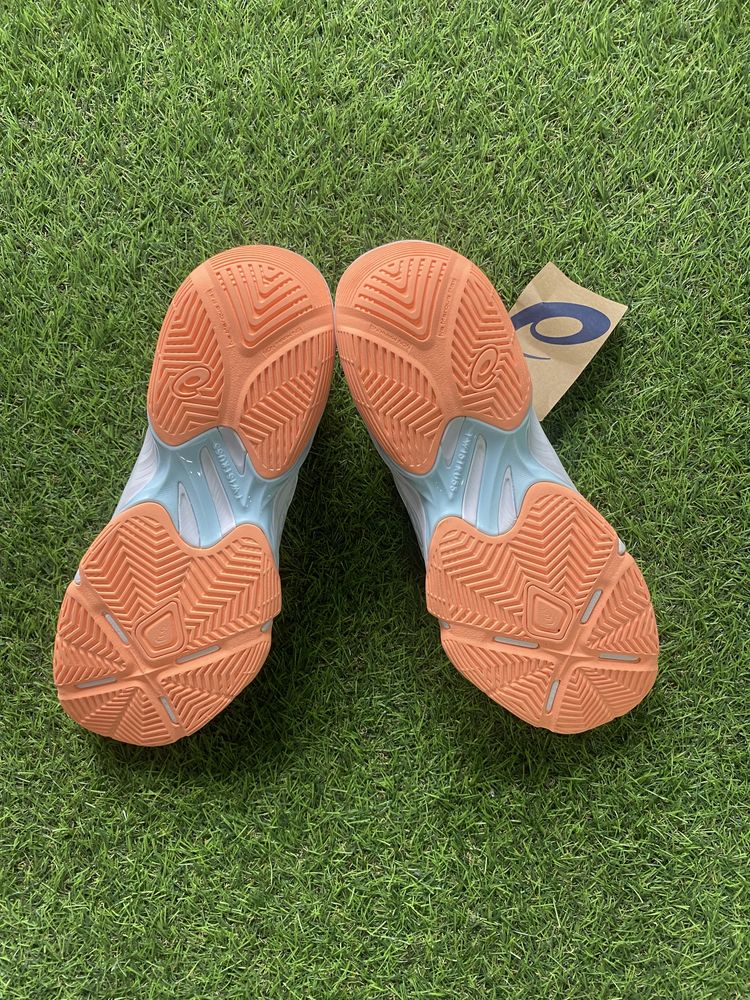 Волейбольні кросівки asics