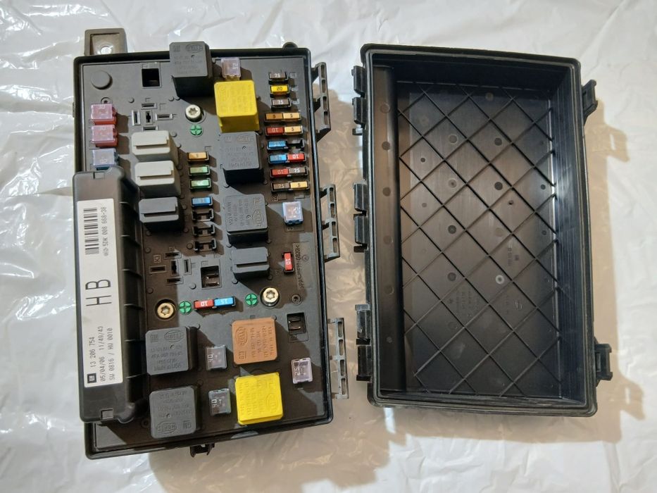 Caixa de Fusíveis (Motor) Opel Astra H