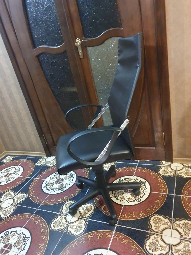 офисное кресло ( новая перкетяжка экокожа)
