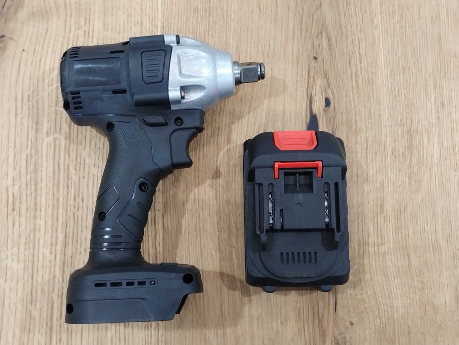 Акумуляторний ударний гайковерт