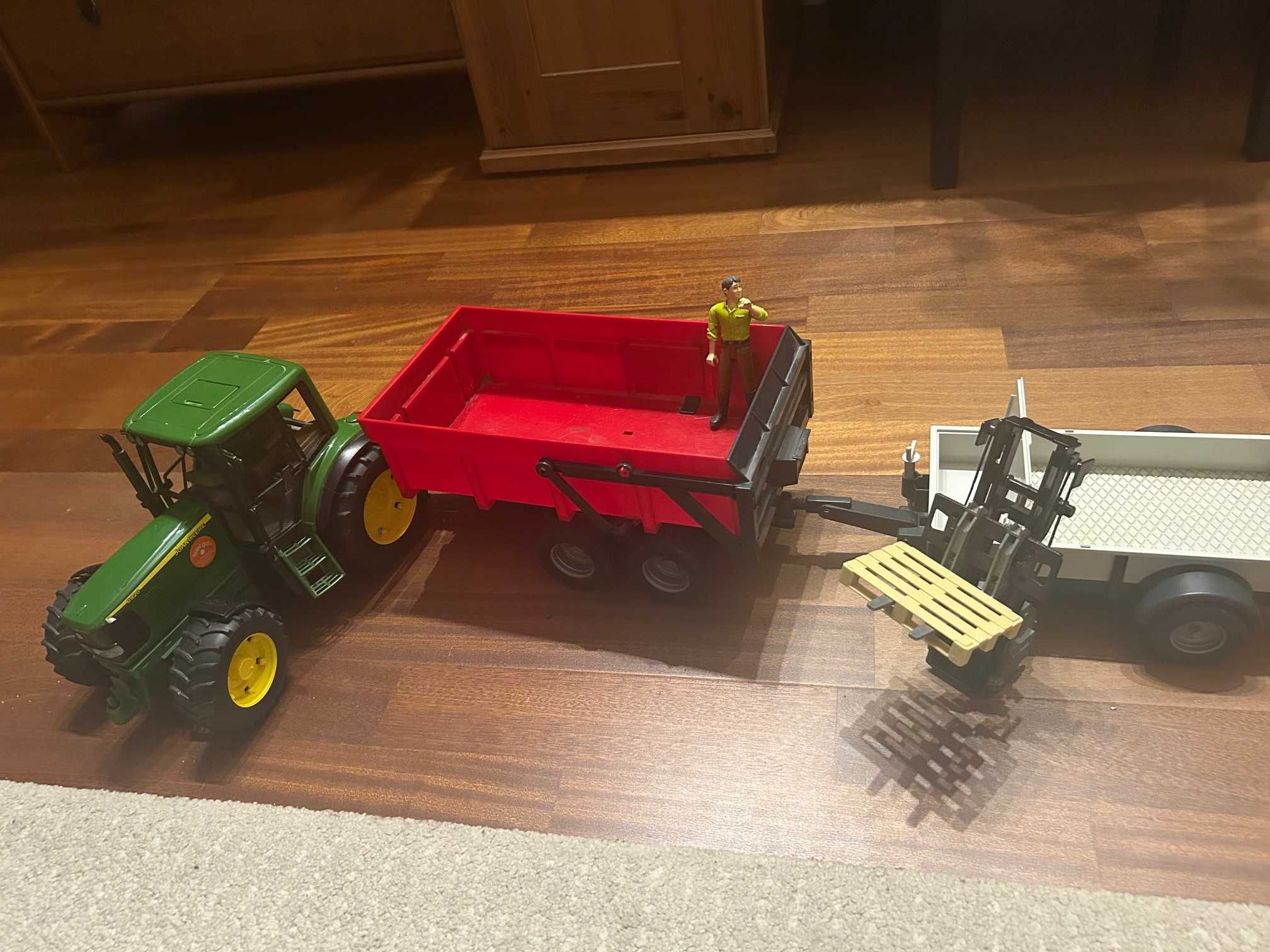 Zestaw Bruder: John Deer + 2 przyczepy  + podnośnik + figurka