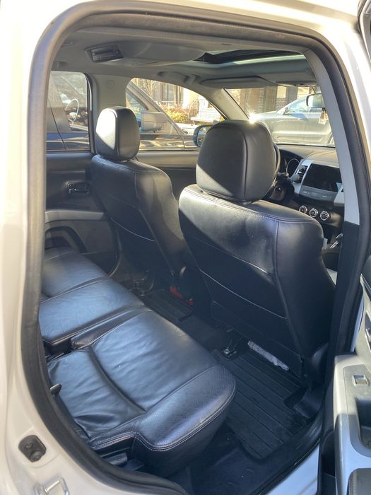 Mitsubishi Outlander XL 2011 2.4 Бензин 4WD