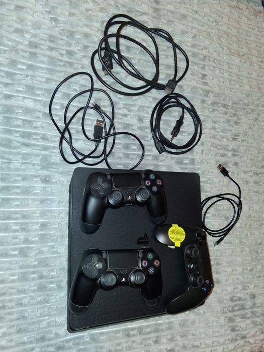 Playstion 4 em otimo estado inclui  3 comandos e jogos