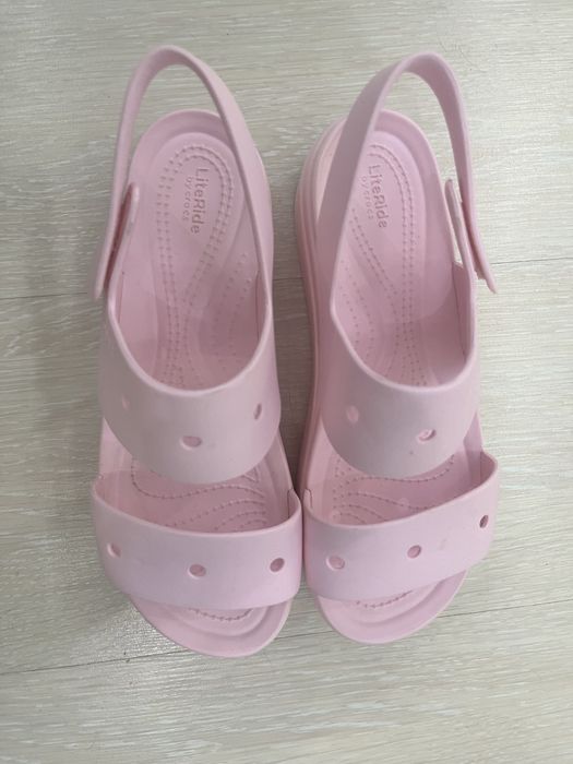 Босоніжки Crocs brooklyn рожеві