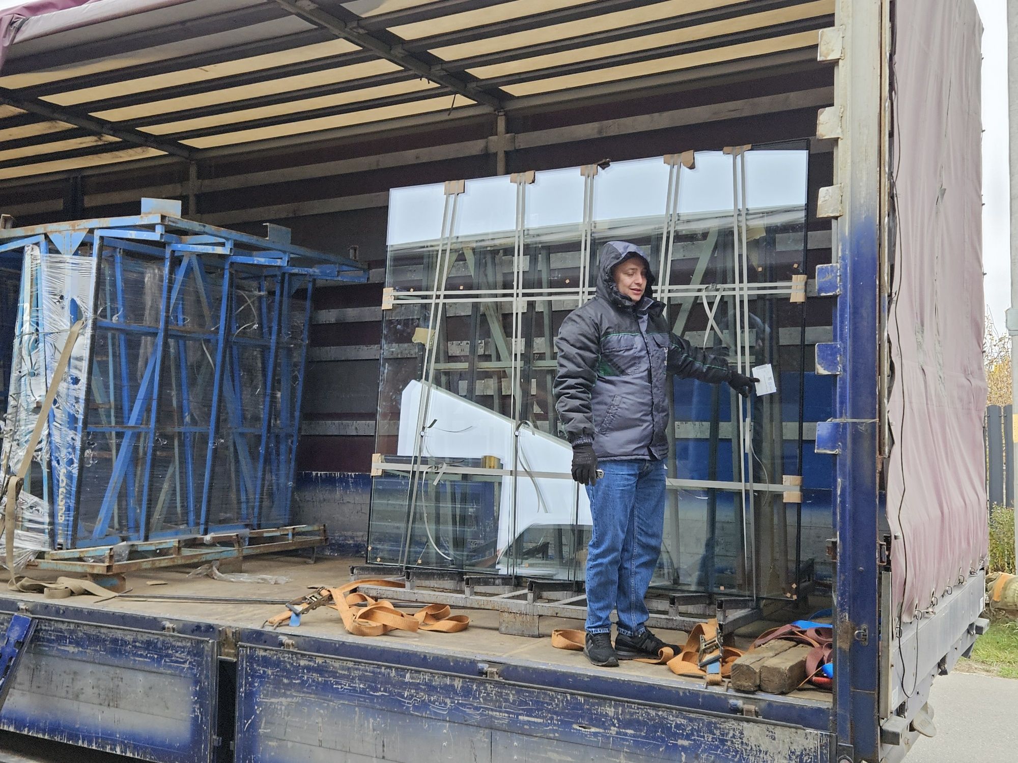 Перевезення Вікон, Скла, Склопакетів — Газель з Пірамідою + Вантажники
