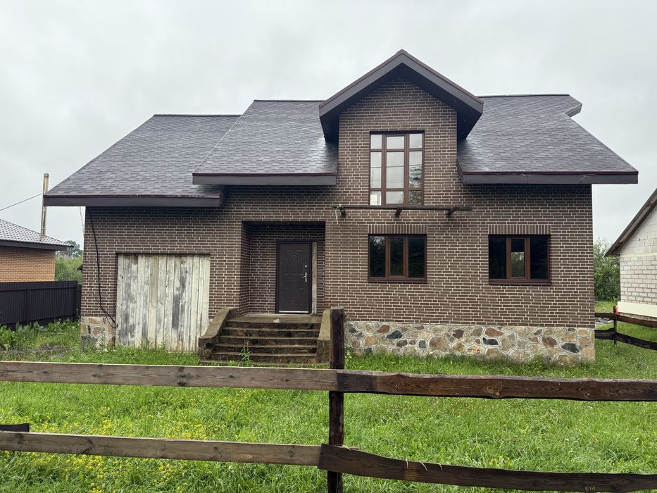 Продам двоповерховий будинок площею 230 м² і ділянкою 10 сотих