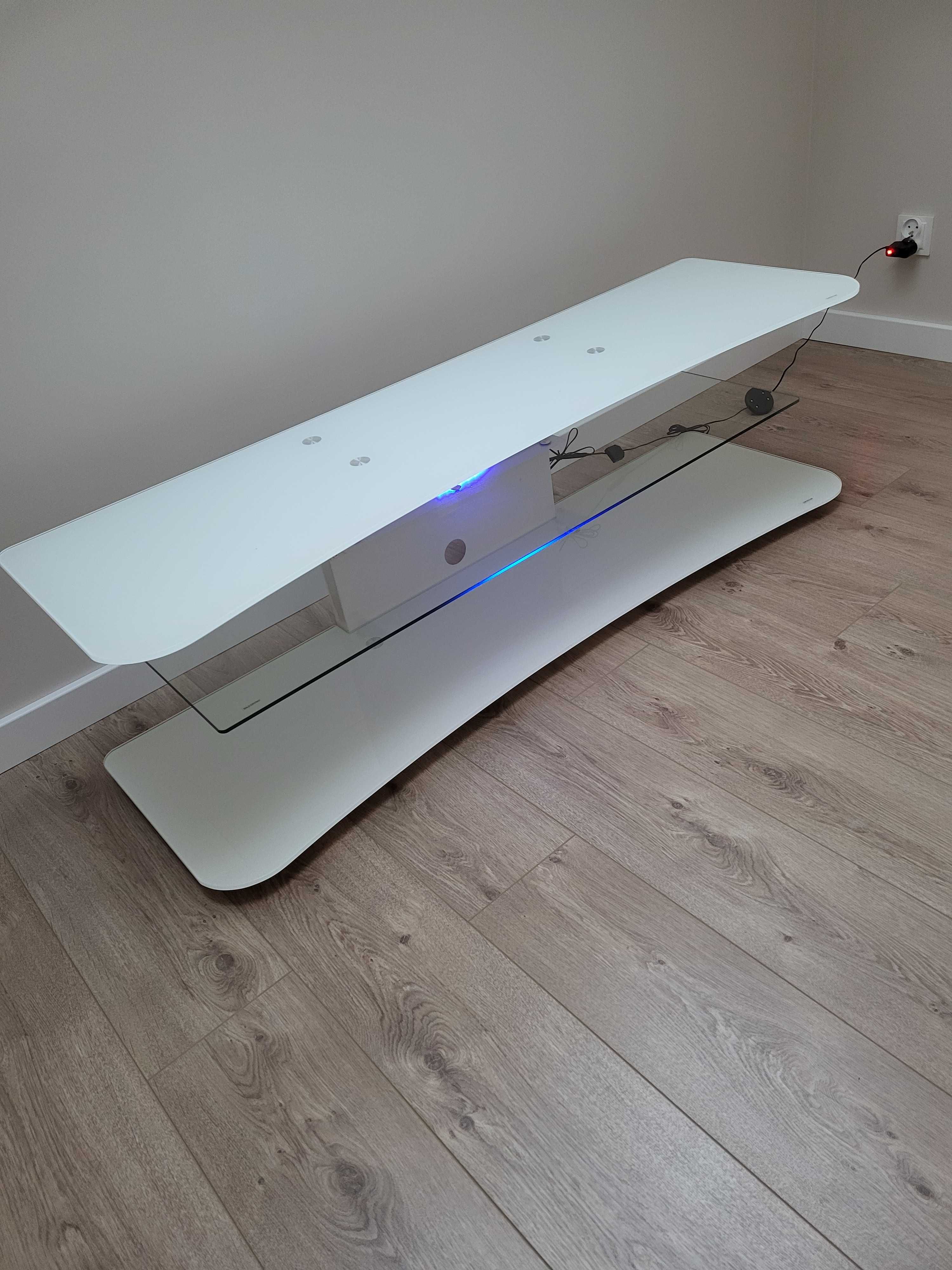 Szklana szafka z oświetleniem LED pod TV