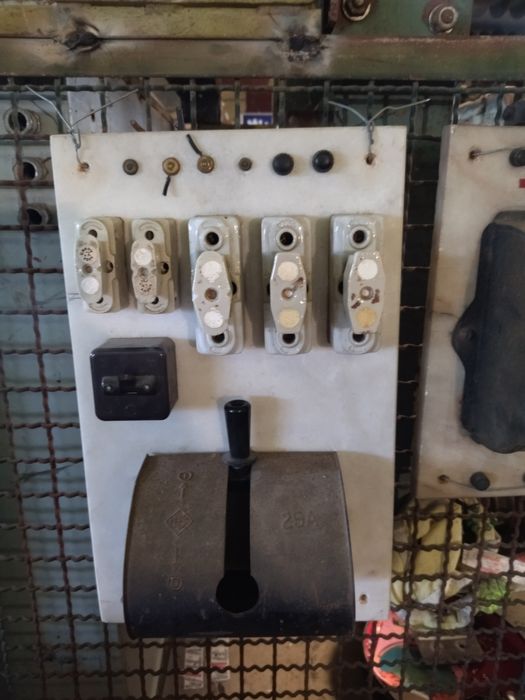 Quadros electricos antigos em cerâmica