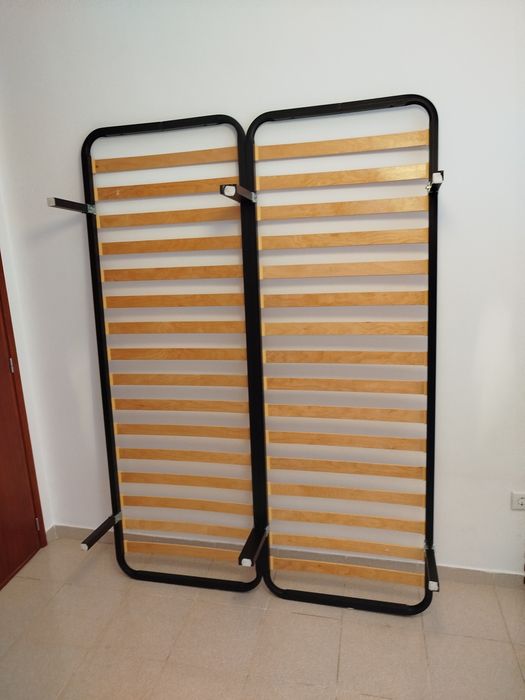 Estrado com pés em bom estado