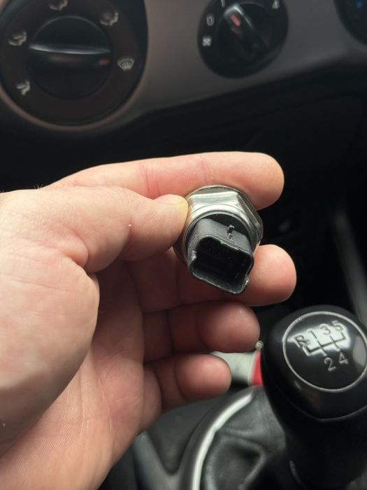 Датчик давления топлива в Common Rail рейке Peugeot Partner renault
