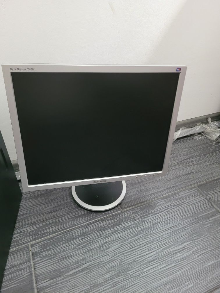 Komputer stacjonarny + monitor + głośniki