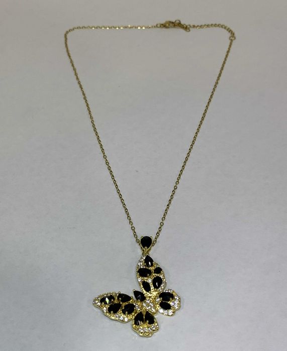 Colar em aço inoxidável com pingente de borboleta