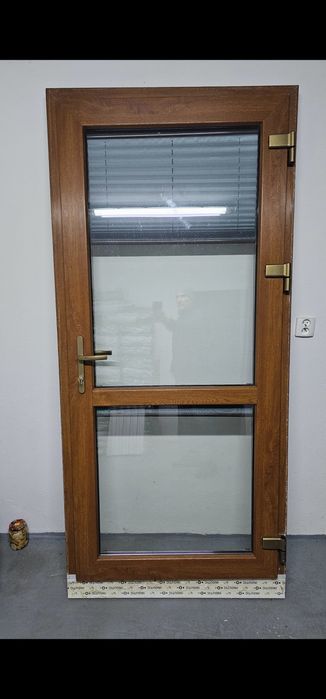 Drzwi zewnętrzne przeszklone złoty dąb