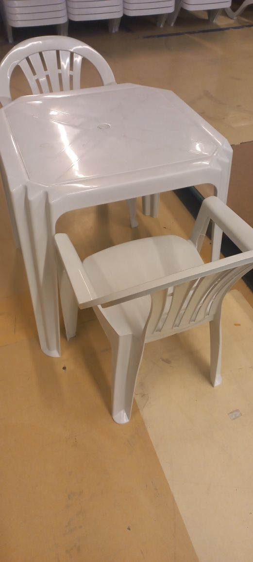 Mesa + 2 cadeiras Novas