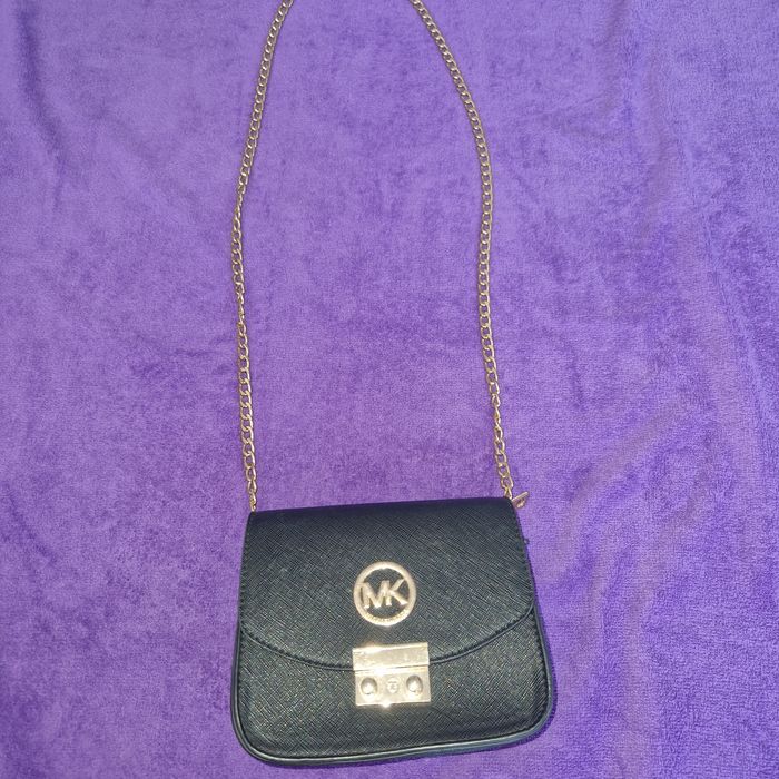 Michel Kors mała czarna listonoszka na łańcuszku