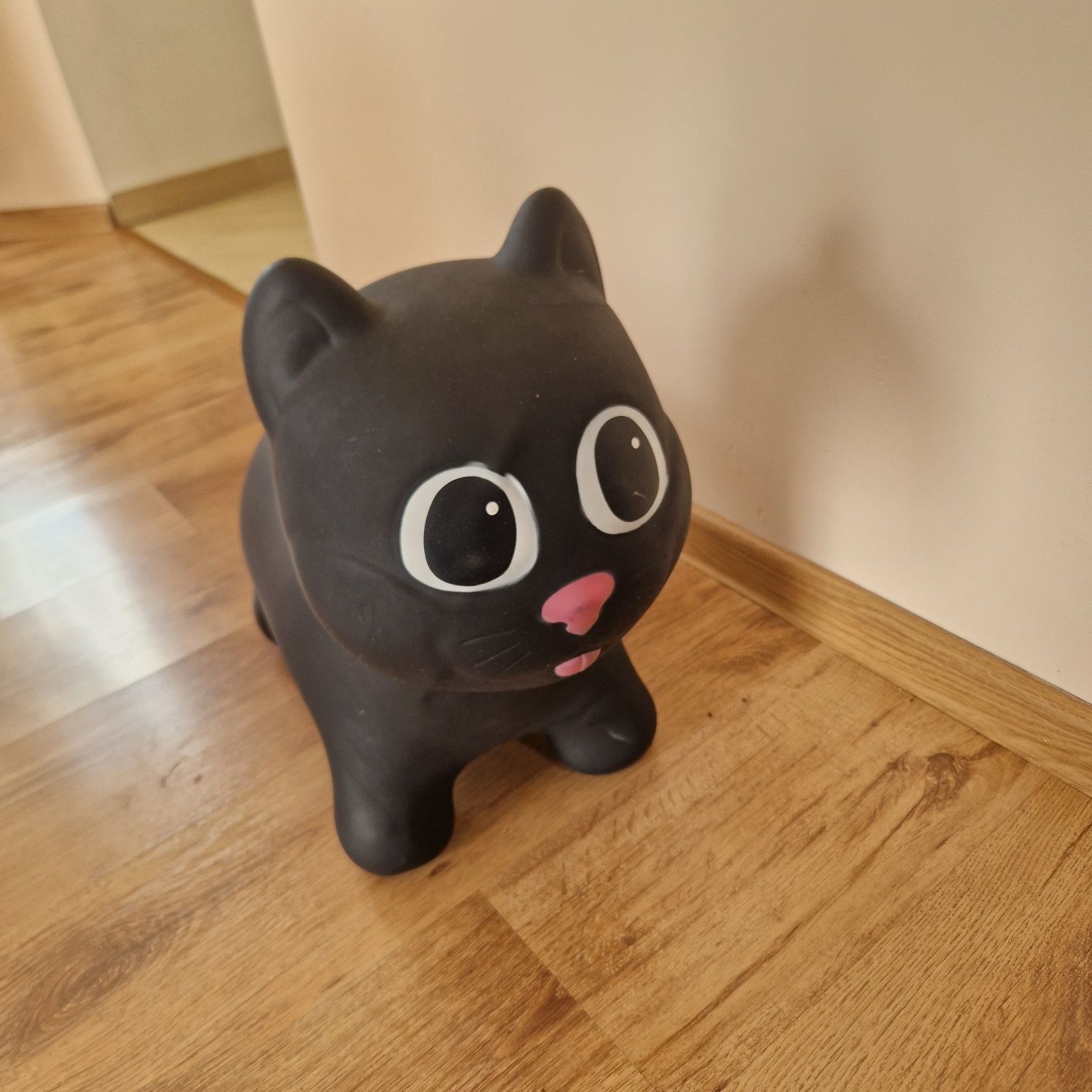 Skoczek zabawka czarny kot