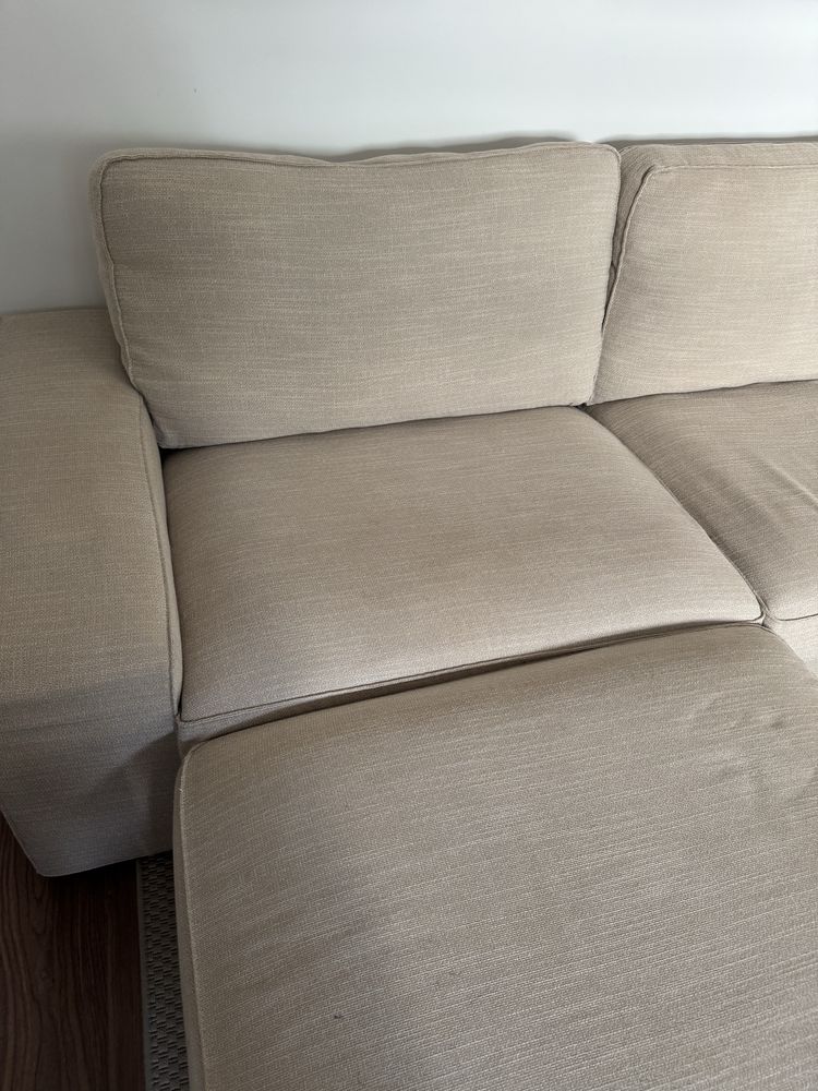 Sofá KIVIK 3 lugares + repousa pés