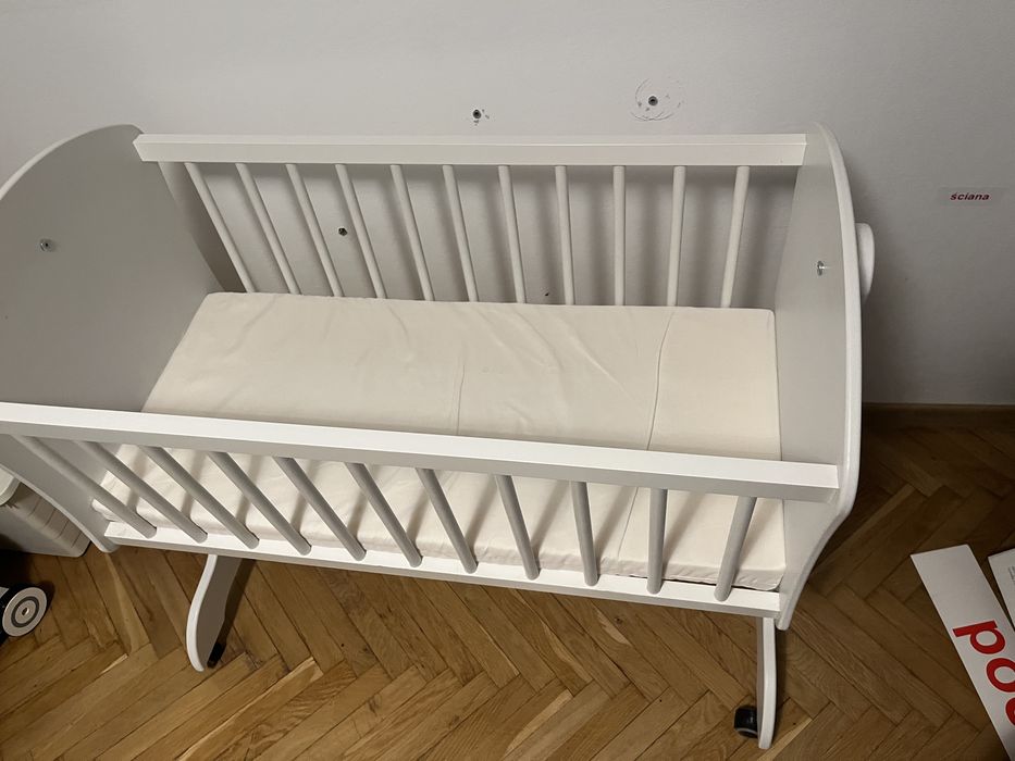 Drewniana kołyska na kółkach