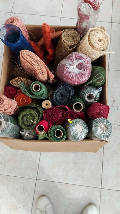 Vendo um pac de rolos variados de embalagens de ramos em florista