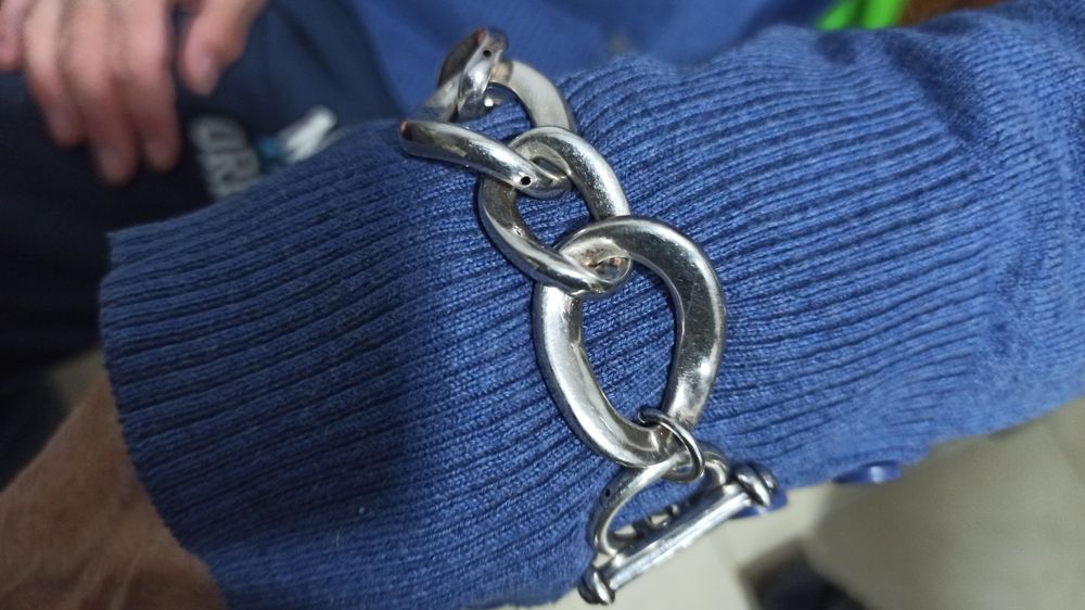 Продам серебряный браслет 22грама модный. стильный