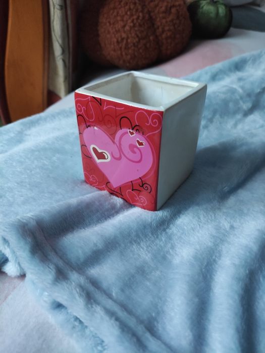 Doniczka na kwiatki ze wzorem serca i serduszek