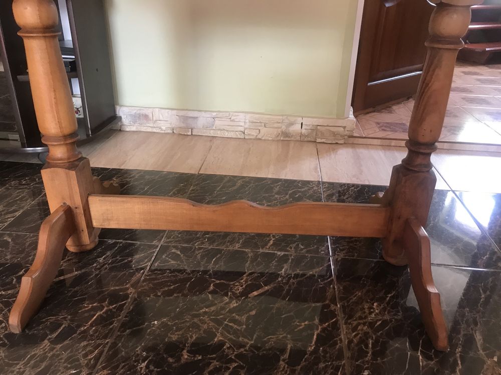 Овальний дерев'яний стіл